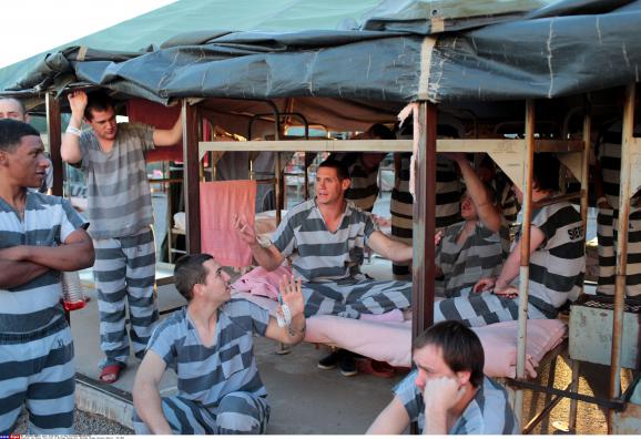 Des détenus incarcérés dans la prison "Tent City", comté de Maricopa (Arizona, Etats-Unis), le 15 février 2015