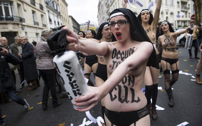 femen_femen_proteste_nozze_gay_parigi_06-f6193.jpg