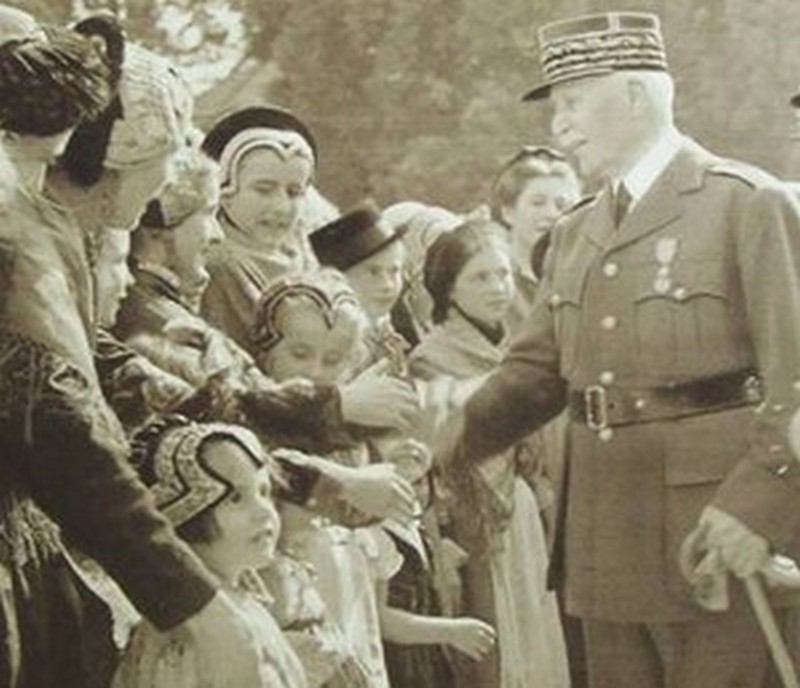 Le maréchal Pétain vous souhaite une bonne Fête des mères !