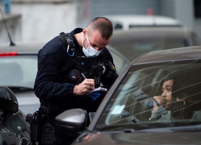 Ultimatum des syndicats : sans masques, les policiers n'effectueront plus les contrôles du confinement Ultimatum des syndicats : sans masques, les policiers n'effectueront plus les contrôles du confinement