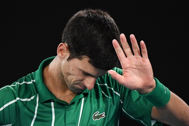 Un médecin suisse menace Novak Djokovic d'exclusion car le Serbe s'oppose à la vaccination Un médecin suisse menace Novak Djokovic d'exclusion car le Serbe s'oppose à la vaccination