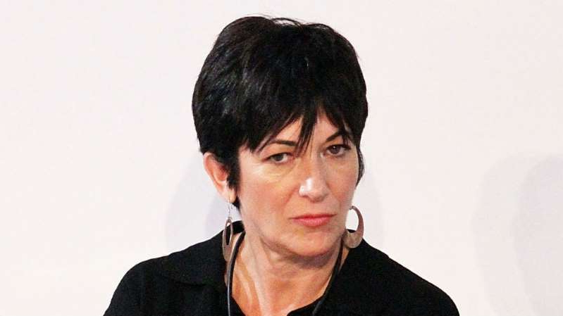 Ghislaine Maxwell prenait "constamment" des photos de filles seins nus chez Jeffrey Epstein Ghislaine Maxwell prenait « constamment » des photos de filles seins nus chez Jeffrey Epstein
