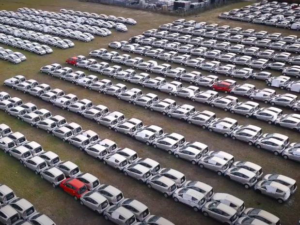 L'envers de la transition écologique : un cimetière de voitures électriques aux alentours de Paris L'envers de la transition écologique : un cimetière de voitures électriques aux alentours de Paris