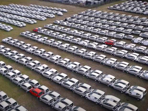 L'envers de la transition écologique : un cimetière de voitures électriques aux alentours de Paris