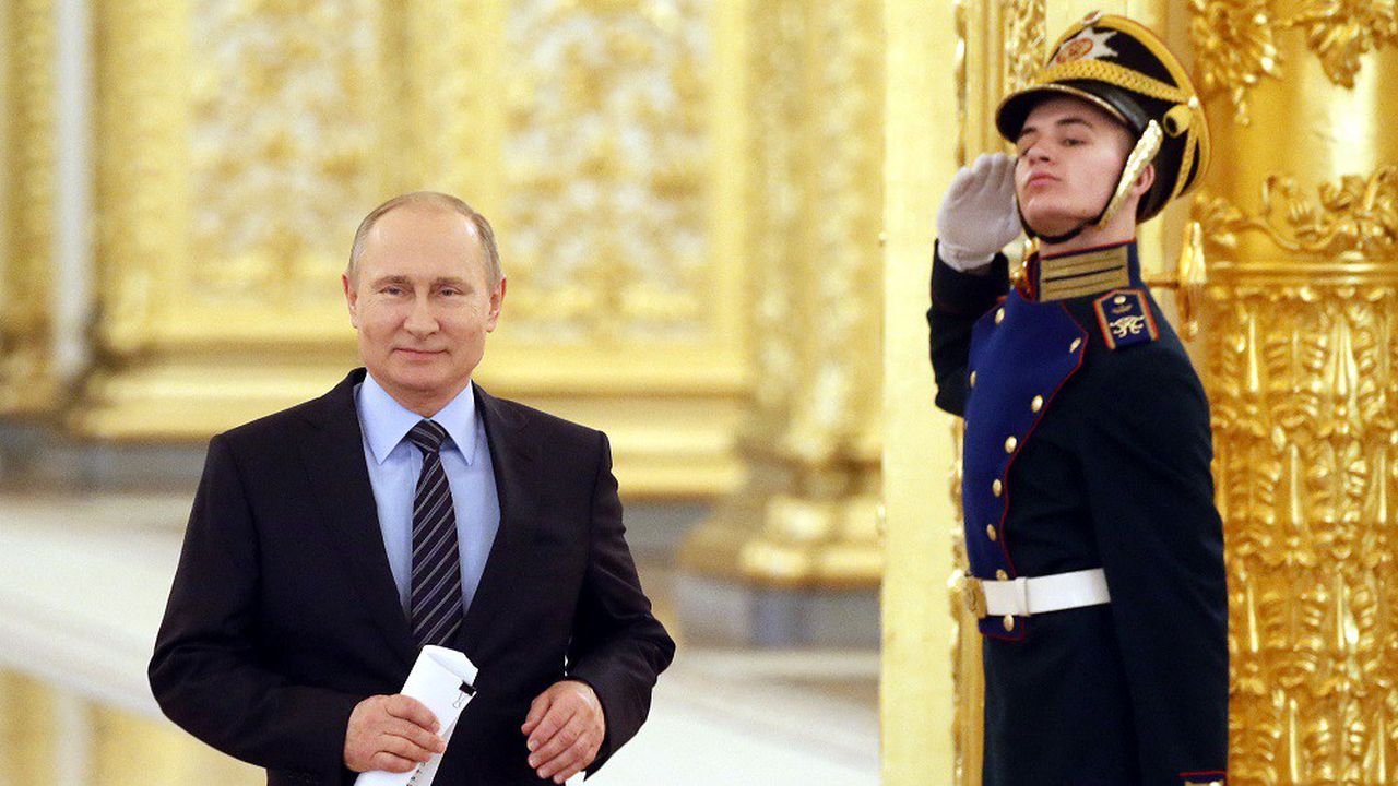 Vladimir Poutine signe la loi l'autorisant à rester à la tête de la Russie jusqu'en 2036