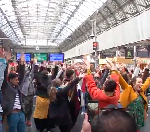 Flashmob Continuer à danser encore : ils remettent ça Gare de l'Est !