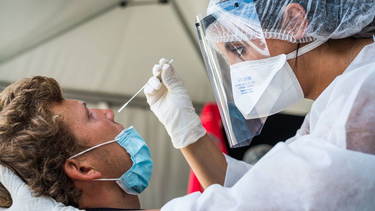 L'Académie de médecine alerte sur des lésions provoquées par les tests PCR