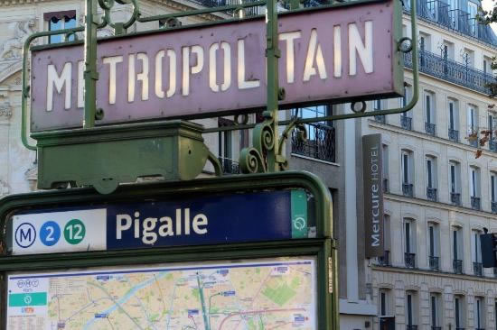 Paris : un homme s'immole par le feu dans la station Pigalle Paris : un homme s'immole par le feu dans la station Pigalle