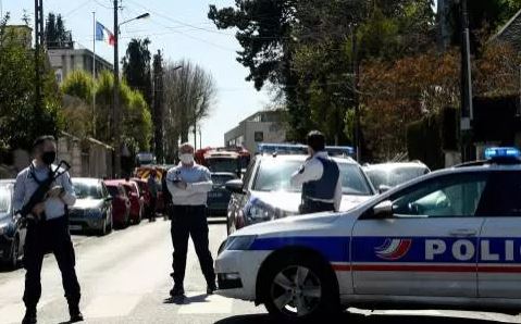 Une fonctionnaire de police tuée au couteau à Rambouillet, le parquet antiterroriste saisi
