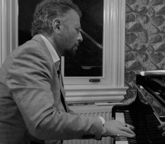 Stéphane Blet joue Les Gnossiennes d'Erik Satie et Les Parapluies de Cherbourg de Michel Legrand Stéphane Blet joue Les Gnossiennes d'Erik Satie et Les Parapluies de Cherbourg de Michel Legrand