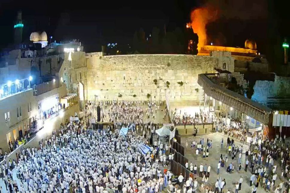 Jérusalem : des milliers de juifs dansent de joie devant les flammes palestiniennes