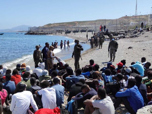 Sahara occidental : le Maroc fait pression sur l'Espagne en laissant entrer des milliers de migrants à Ceuta