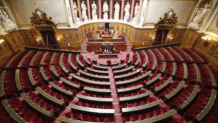 Pass sanitaire et sortie progressive de l'état d'urgence définitivement adoptés par le Parlement