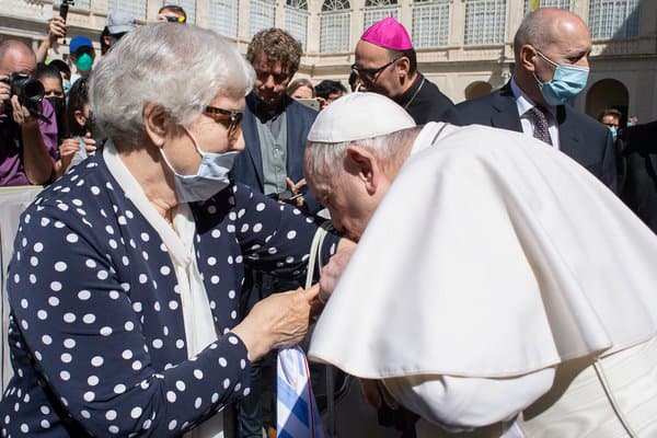 Le pape François embrasse le tatouage d'une survivante du camp d'Auschwitz