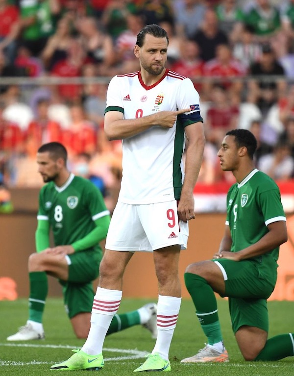 L'équipe de foot irlandaise huée pour avoir mis le genou à terre avant le match