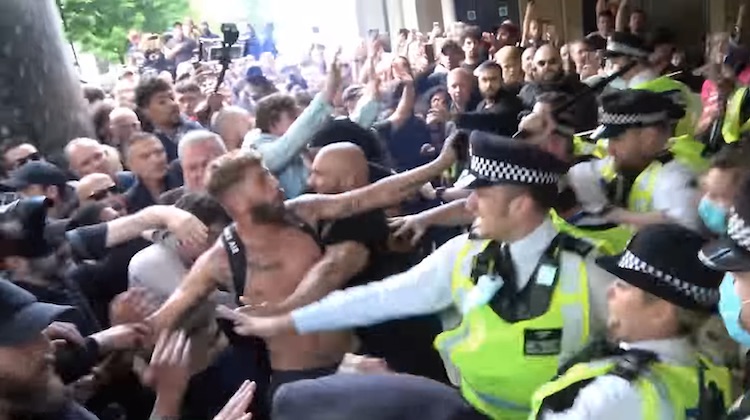 Des manifestants opposés au pass sanitaire ont tenté d’envahir les studios de la BBC à Londres