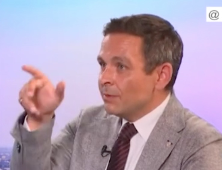 Retour au réel : un ex-homme politique autrichien regrette de s’être fait vacciner contre le covid