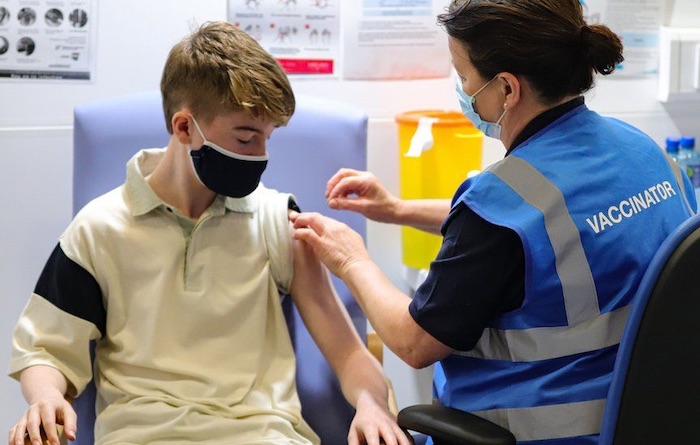 Covid : le gouvernement britannique ouvre la « vaccination » aux 12-15 ans