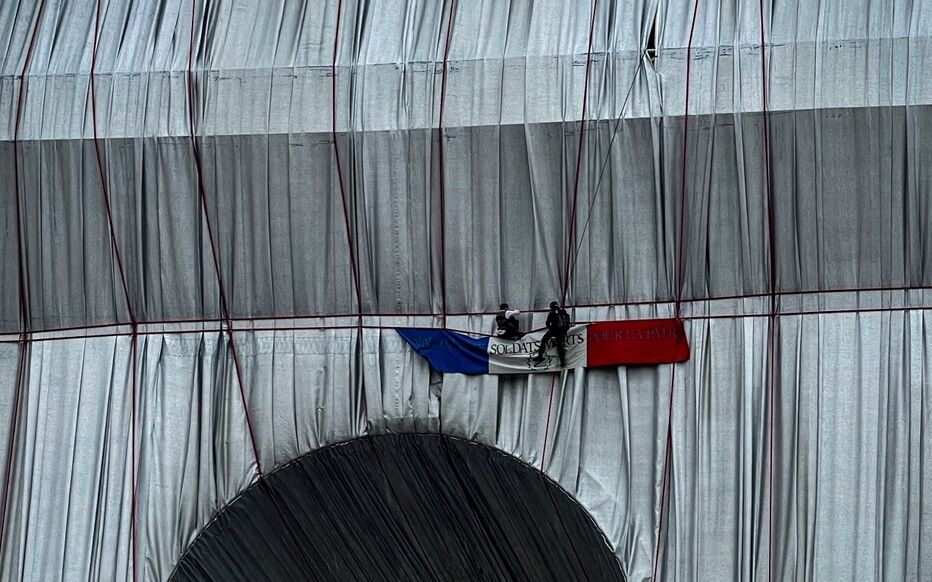 Opération anti-Christo : deux patriotes déploient une banderole tricolore sur l’Arc de Triomphe
