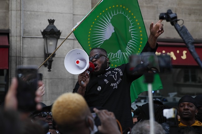 Arrestation de Sylvain Afoua, leader de la LDNA et idiot utile du pouvoir Arrestation de Sylvain Afoua, leader de la LDNA et idiot utile du pouvoir