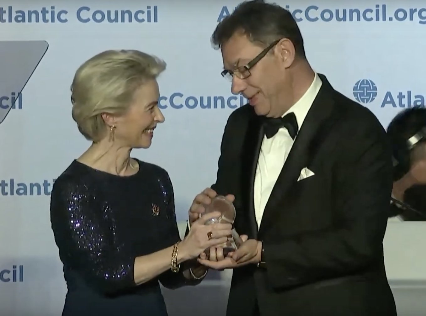La corruption d'Ursula von der Leyen mène à la vaccination obligatoire en  Europe - Égalité et Réconciliation