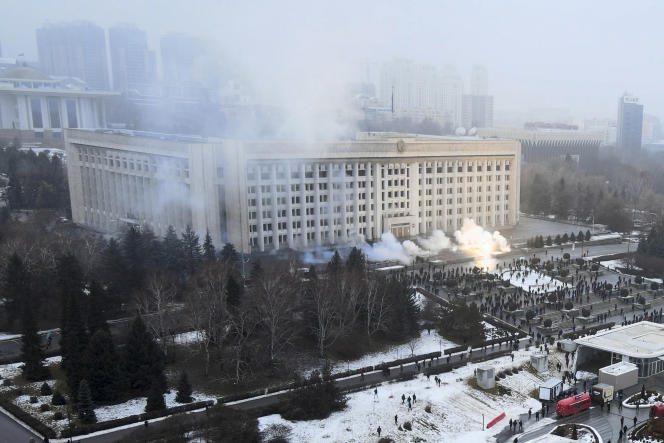 Kazakhstan : le Président décrète l'état d'urgence et demande l'aide de Moscou Kazakhstan : le Président décrète l’état d’urgence et demande l’aide de Moscou