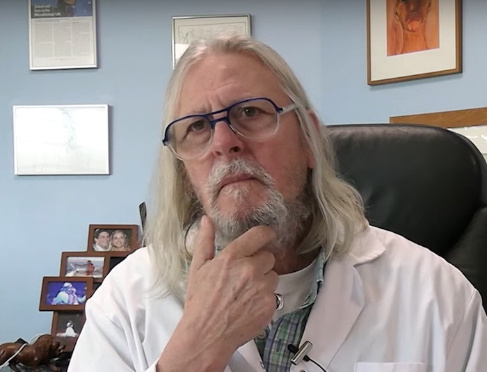 Le professeur Raoult démonte le narratif vaccinal chez Hanouna