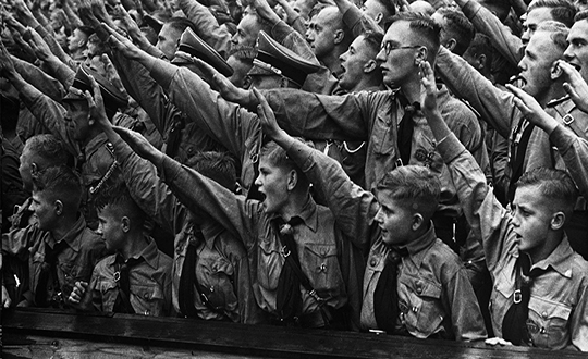 Quand Gérald Darmanin transforme des applaudissements en saluts nazis