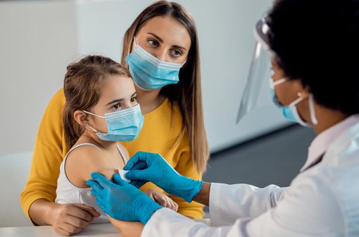 Face au flop de la « vaccination » covid pour les enfants, l’accord d’un seul parent suffit à nouveau