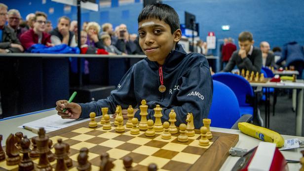 Le champion du monde d’échecs Magnus Carlsen battu par un prodige indien de 16 ans