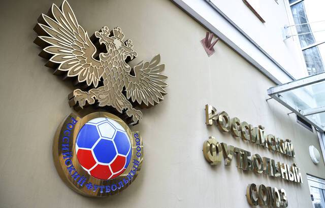 Football : l’UEFA exclut les clubs russes des compétitions européennes