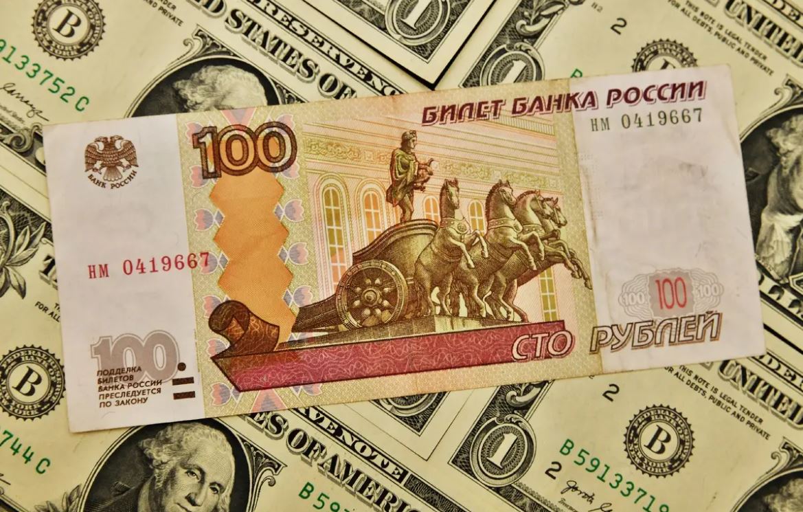 Le rouble est devenu la monnaie la plus performante du monde cette année