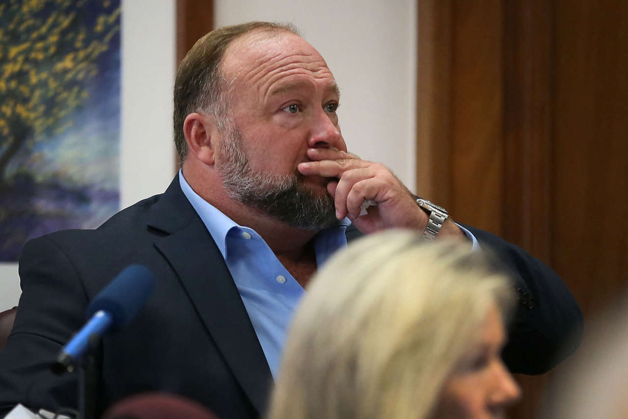 Alex Jones condamné à verser 4,1 millions de dollars à des parents de Sandy Hook Alex Jones condamné à verser 4,1 millions de dollars à des parents de Sandy Hook