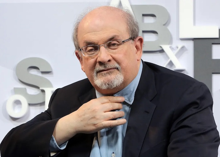 L’écrivain Salman Rushdie victime d’une attaque au couteau lors d’une conférence aux États-Unis