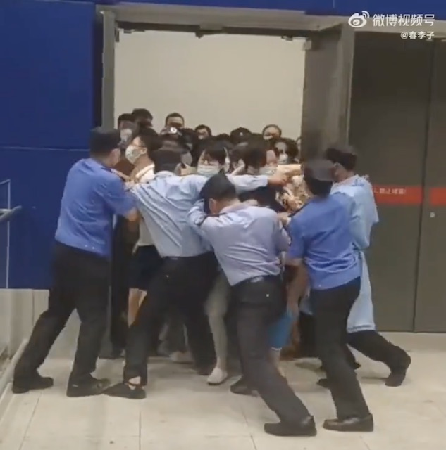 Coronafolie en Chine : Des clients enfermés de force dans un Ikea après un cas de covid suspecté