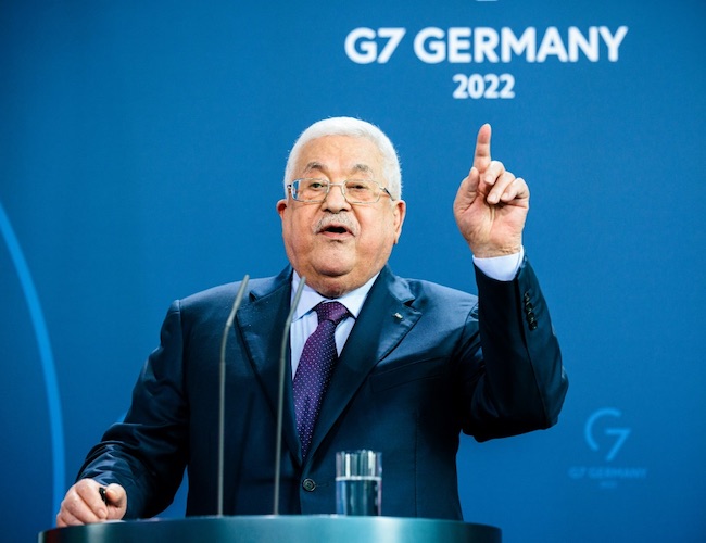 En Allemagne, Mahmoud Abbas accuse Israël d’avoir commis « 50 Holocaustes »