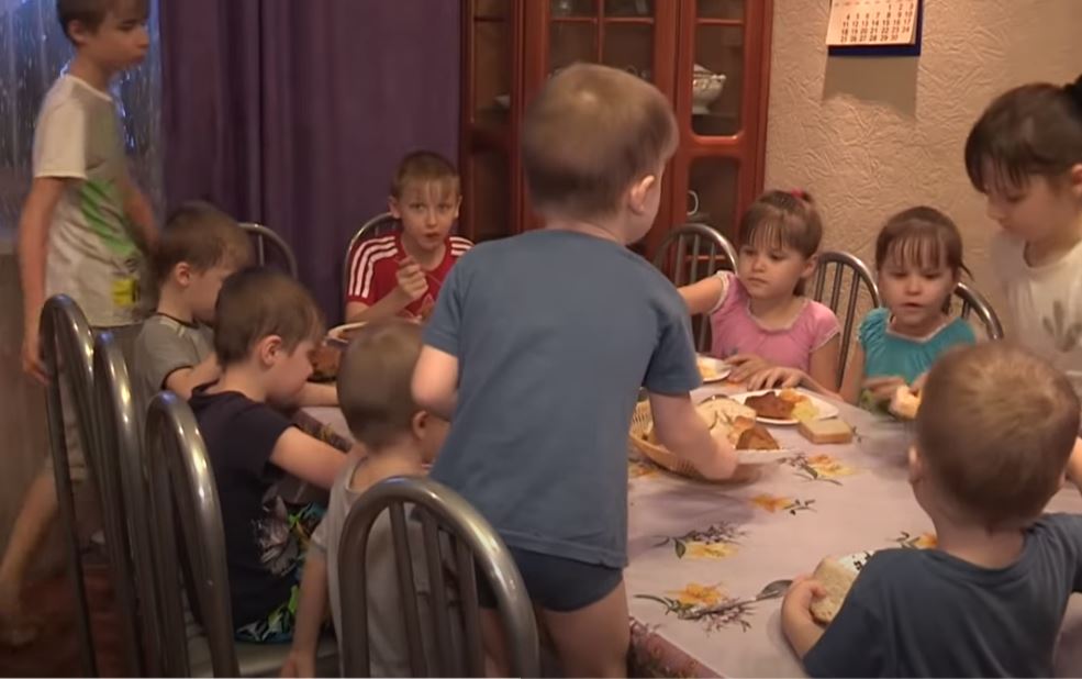 « Mère héroïne » : Poutine veut offrir 10 millions de roubles aux femmes russes ayant 10 enfants