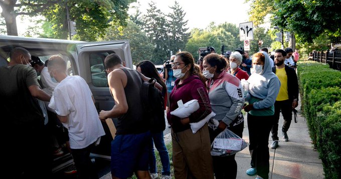 États-Unis : des républicains déposent des migrants devant la porte de leurs adversaires démocrates