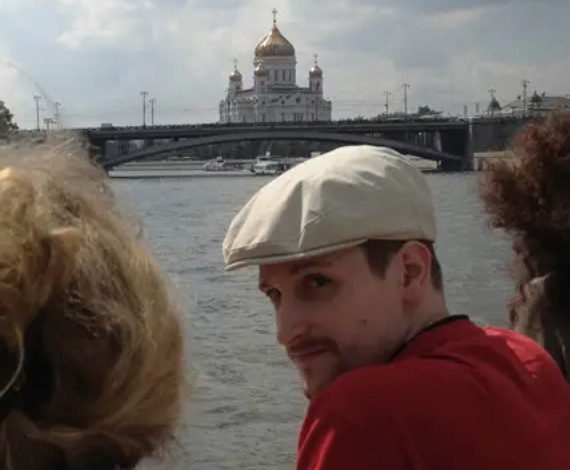 Vladimir Poutine accorde la nationalité russe au lanceur d’alerte américain Edward Snowden Vladimir Poutine accorde la nationalité russe au lanceur d’alerte américain Edward Snowden