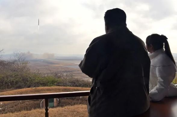 Kim Jong-un dévoile sa fille au monde pour la première fois lors du test d’un «missile-monstre»