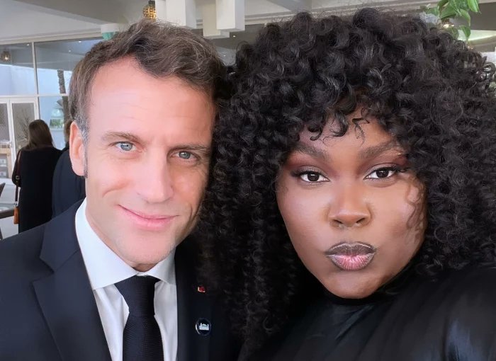 Yseult et Assa Traoré, qui crachent sur la France, sacrées par Macron et l’ONU