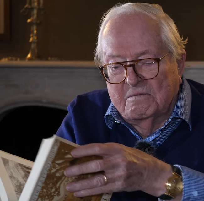 Jean-Marie Le Pen présente l'édition Kontre Kulture des Fables de La Fontaine Jean-Marie Le Pen présente l’édition Kontre Kulture des Fables de La Fontaine