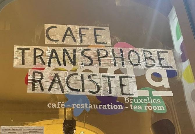 Café Laïque vandalisé : « La merde, l’ultime argument des activistes néo-fascistes trans »