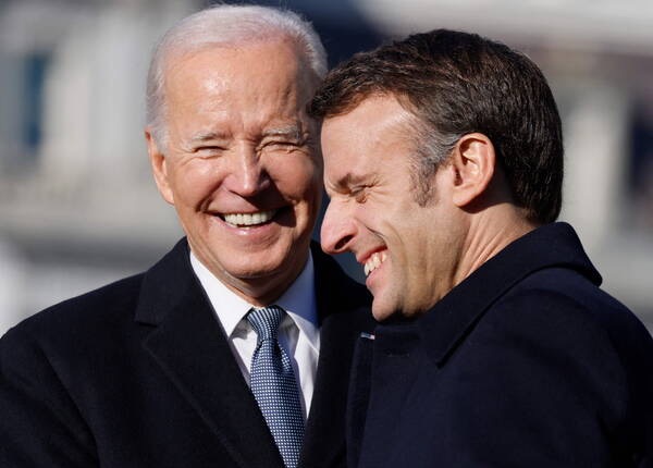 La CIA a censuré les réseaux sociaux pour soutenir la candidature d’Emmanuel Macron