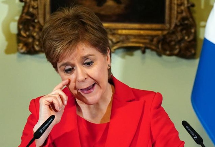 Fragilsé sur la question transgenre, le Premier ministre écossais Nicola Sturgeon démissionne