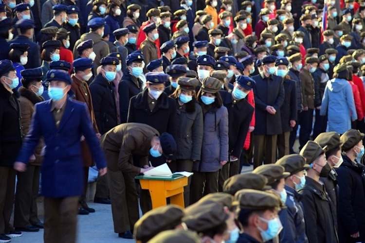 Les Nord-Coréens rejoignent les armées