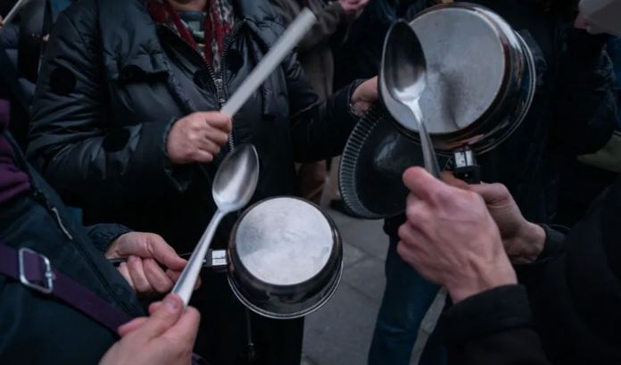 La révolte des casseroles, Macron s’en tamponne le coquillard La révolte des casseroles, Macron s’en tamponne le coquillard