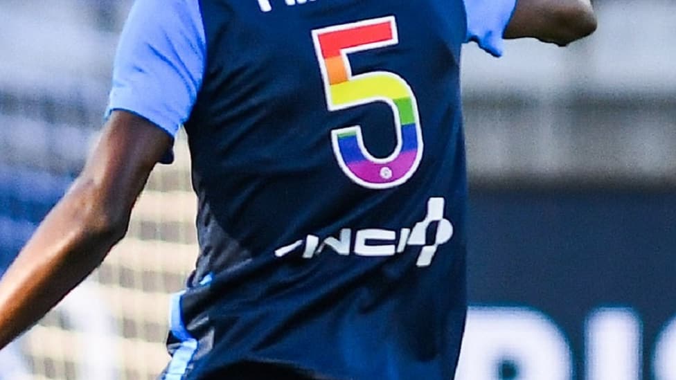 Résistance à l’embrigadement LGBT : cinq joueurs du Toulouse Football Club refusent de porter le « flocage arc-en-ciel »