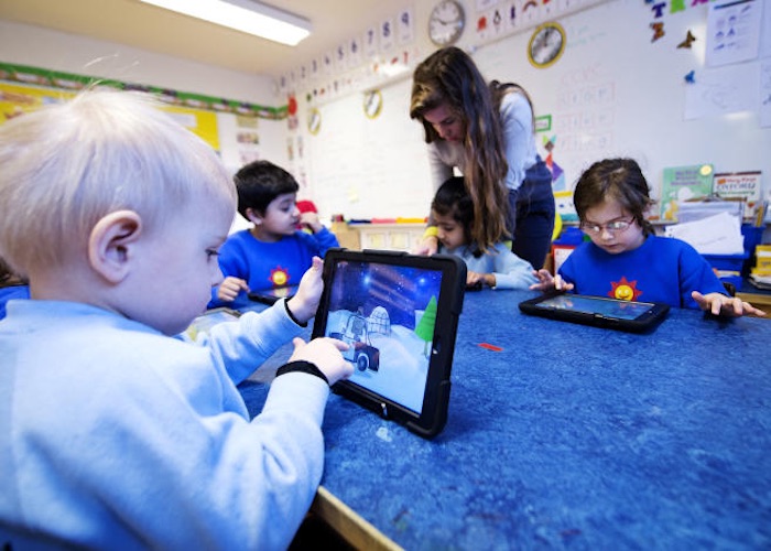 Baisse du niveau scolaire : la Suède délaisse le numérique et revient aux manuels scolaires