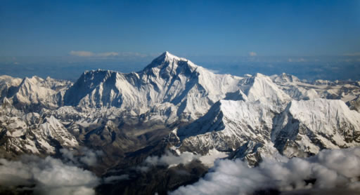 Entre mode, égos et retombées économiques : embouteillages sur l’Everest
